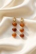 Boucles d'oreilles pendantes trois perles effet marbré caramel et puce dorée