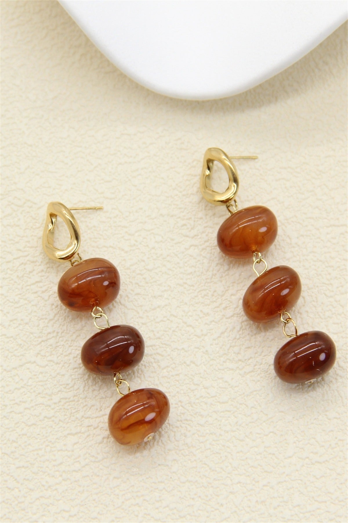 Boucles d'oreilles pendantes trois perles effet marbré caramel et puce dorée