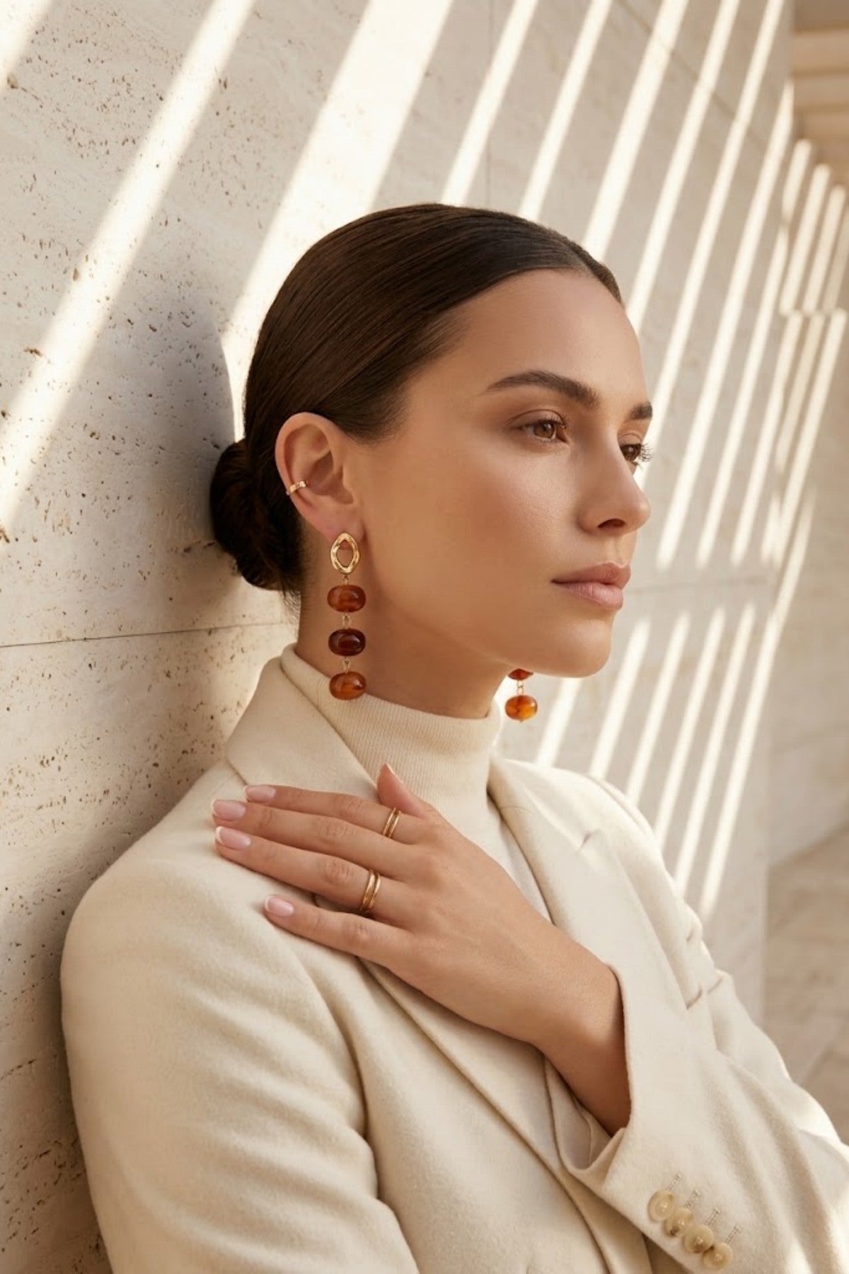Boucles d'oreilles pendantes trois perles effet marbré caramel et puce dorée