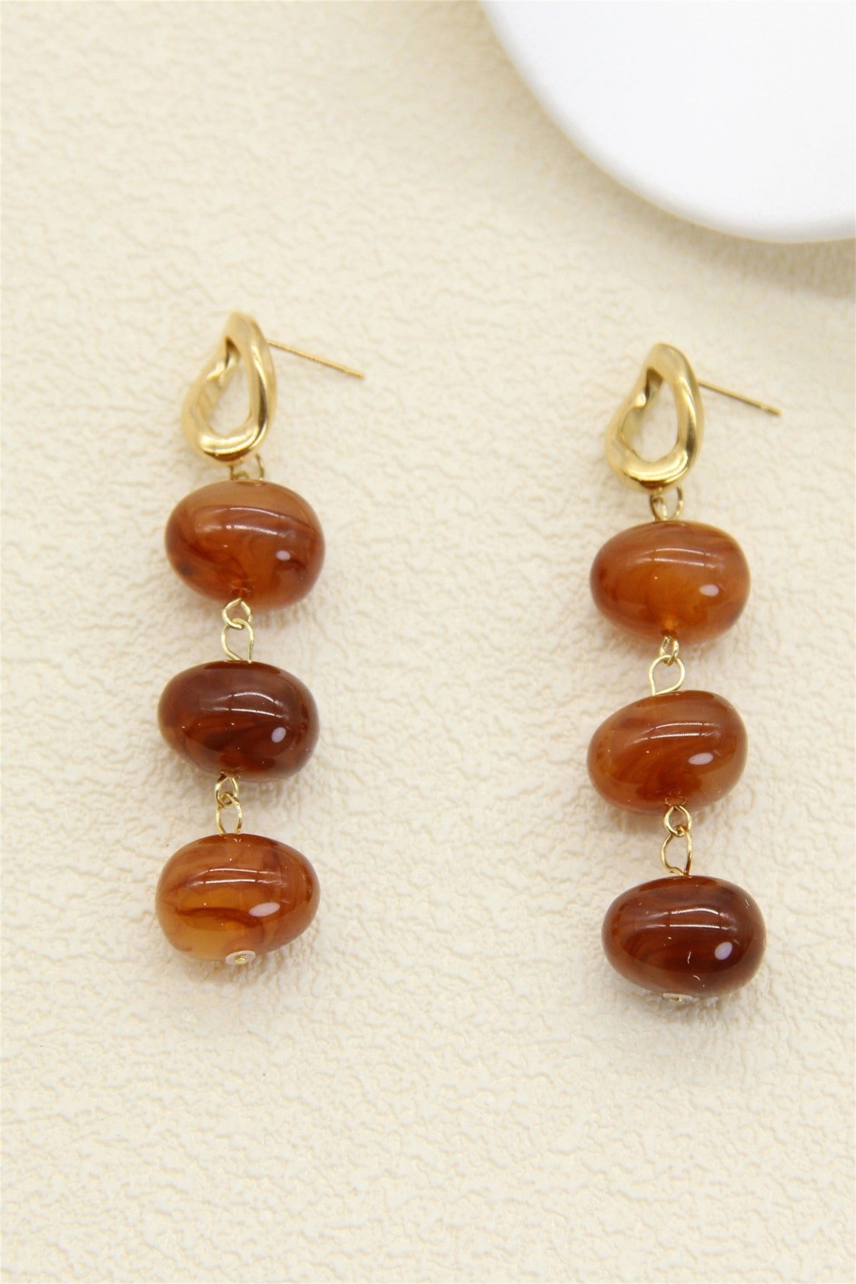 Boucles d'oreilles pendantes trois perles effet marbré caramel et puce dorée
