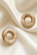 Boucles d'oreilles rondes ajourées dorées effet marbré crème