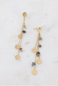 Boucles d'oreilles pendantes doubles chaînes pastilles dorées et pierres naturelles taupe