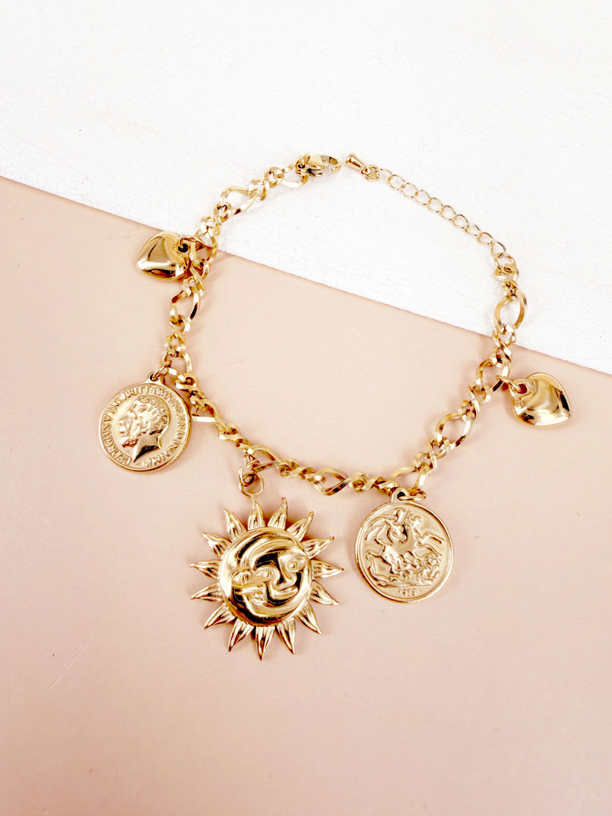 Bracelet chaîne dorée breloques pièces et soleil lune