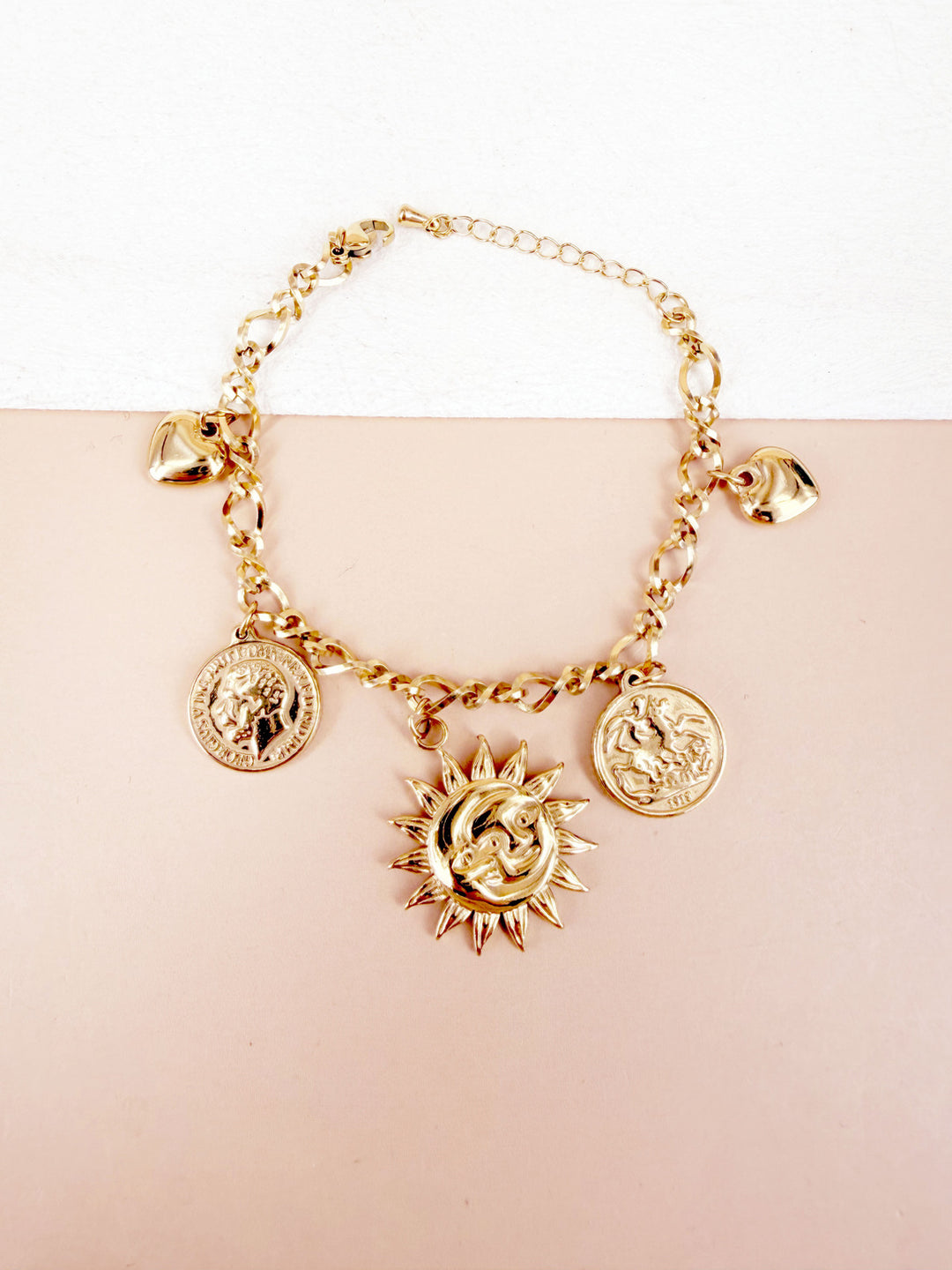 Bracelet chaîne dorée breloques pièces et soleil lune