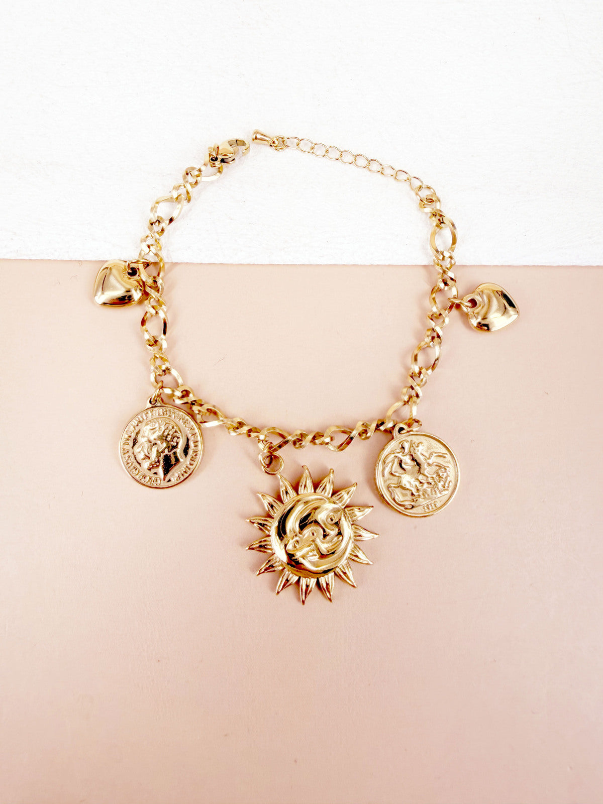 Bracelet chaîne dorée breloques pièces et soleil lune