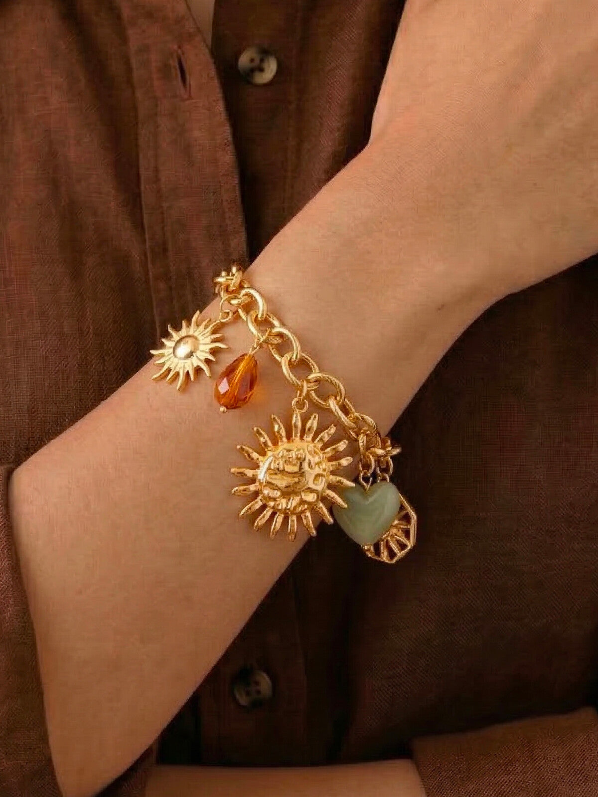 Bracelet chaîne dorée multi-breloques soleils et résine