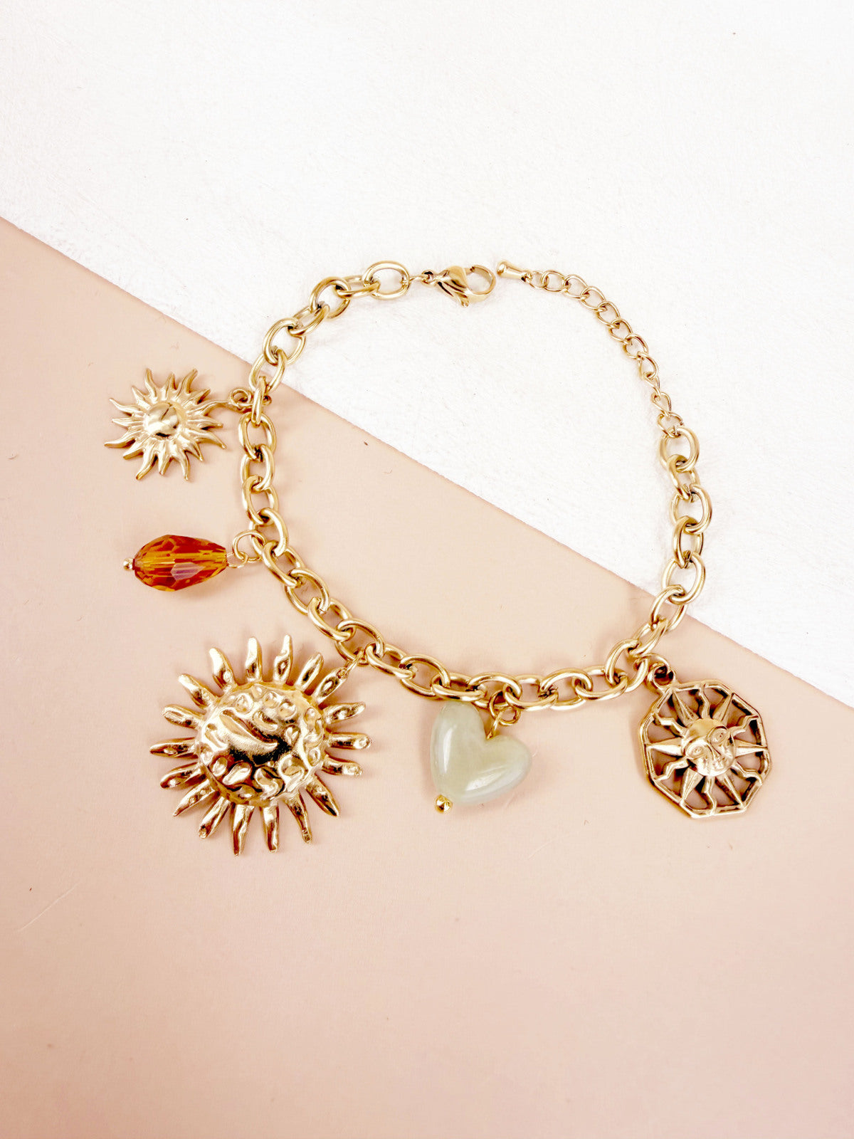 Bracelet chaîne dorée multi-breloques soleils et résine