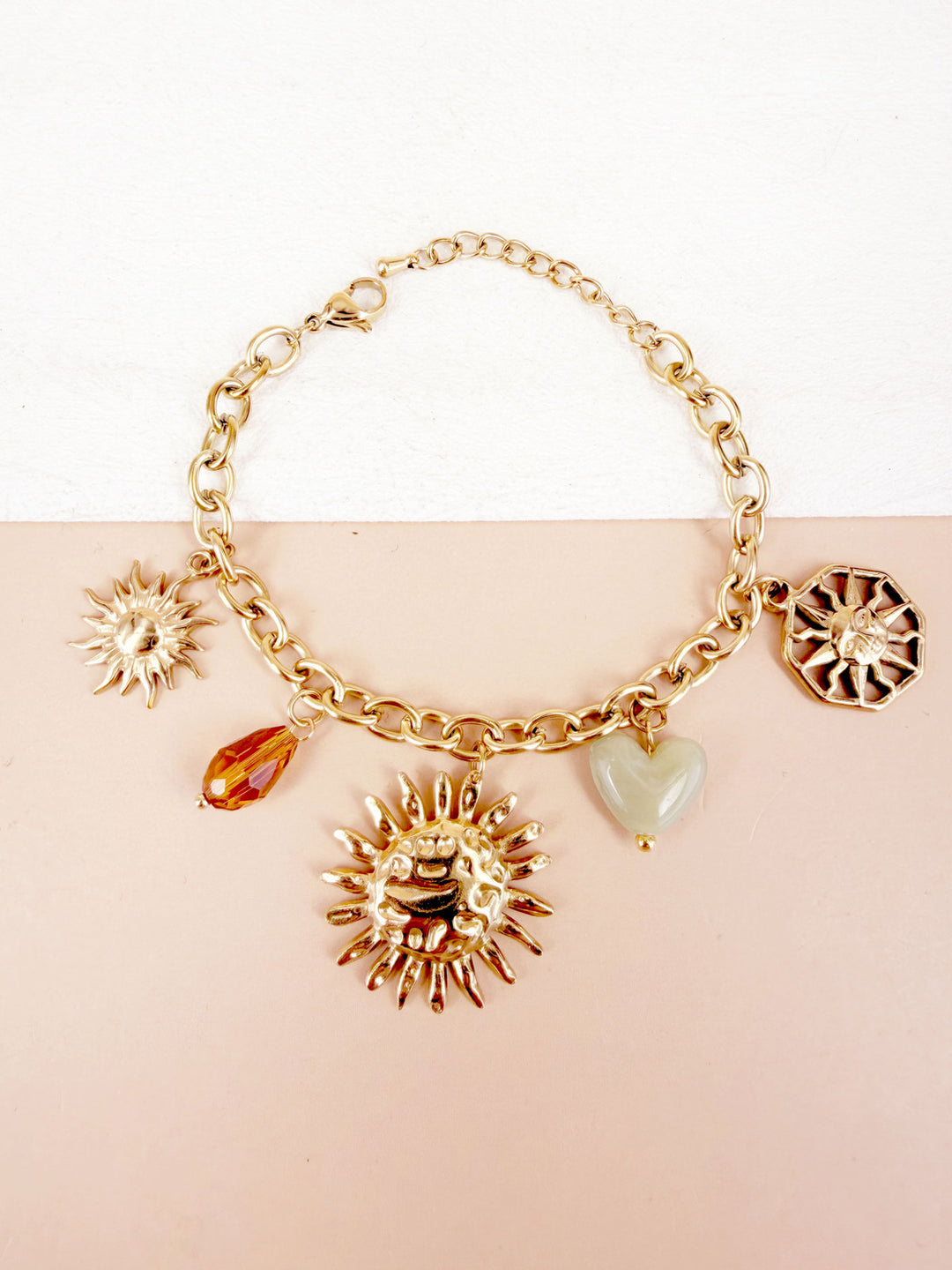 Bracelet chaîne dorée multi-breloques soleils et résine