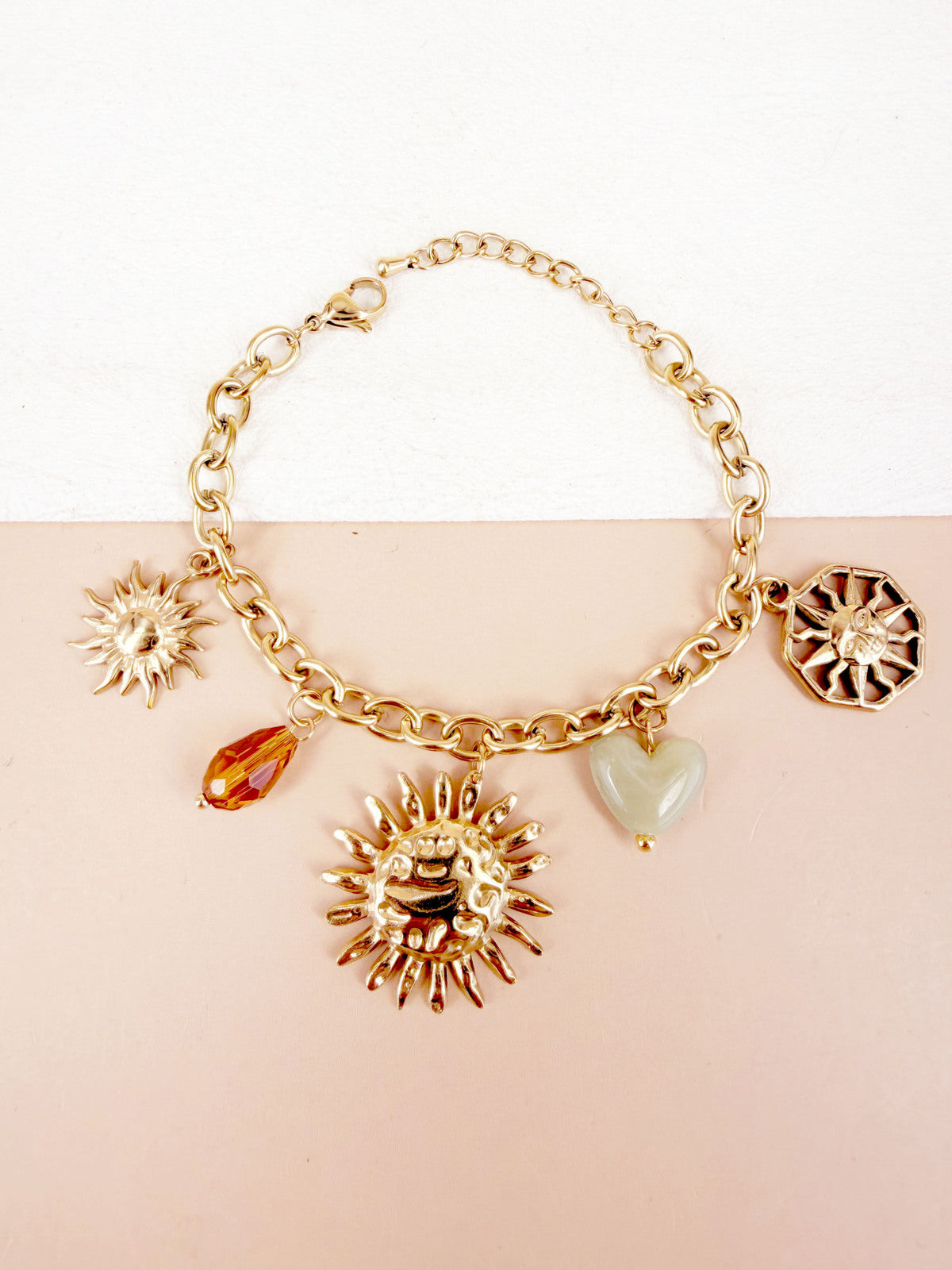 Bracelet chaîne dorée multi-breloques soleils et résine