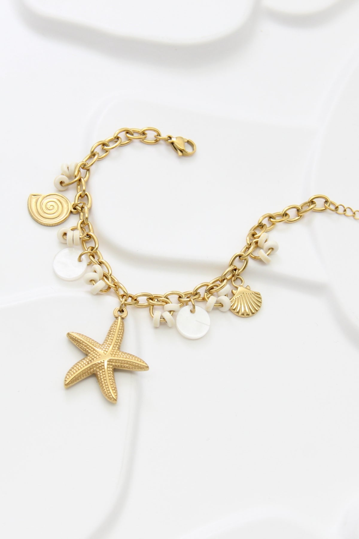 Bracelet chaîne dorée breloques étoile de mer et coquillages