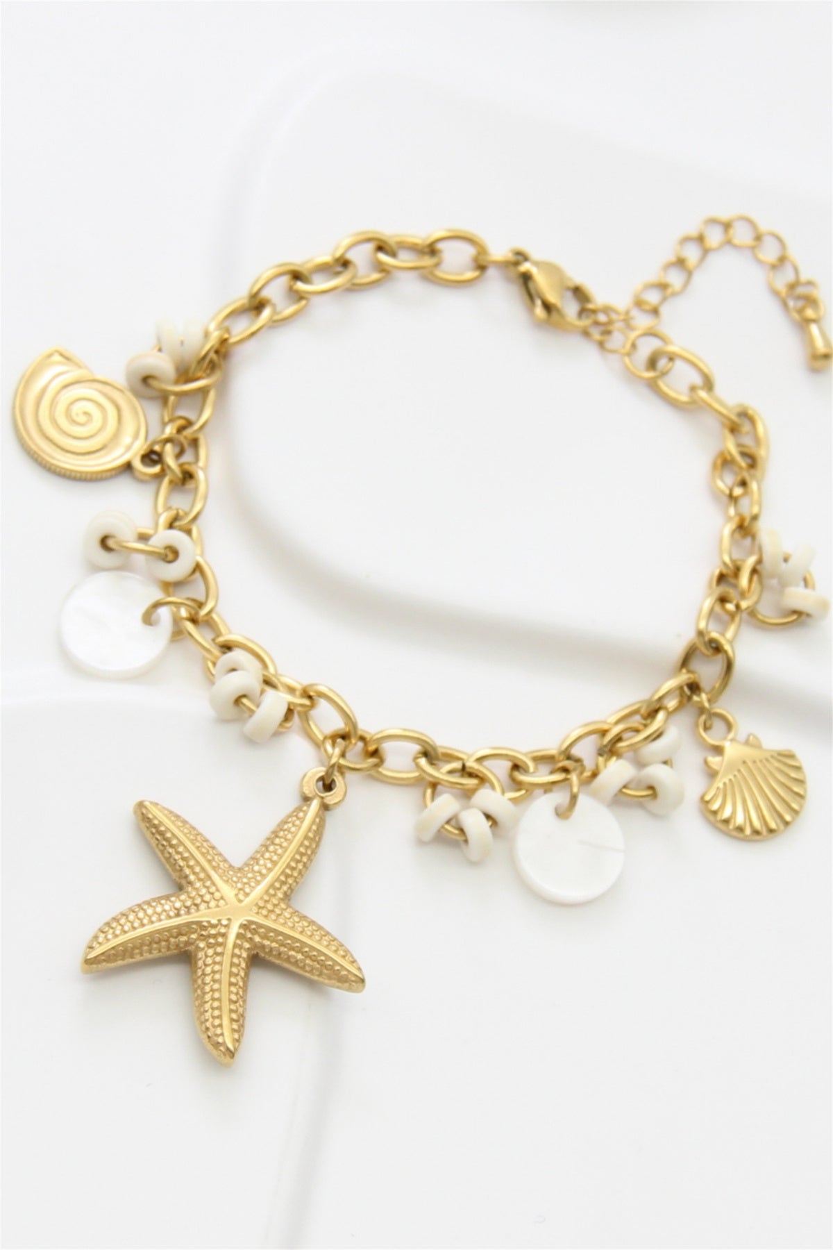 Bracelet chaîne dorée breloques étoile de mer et coquillages