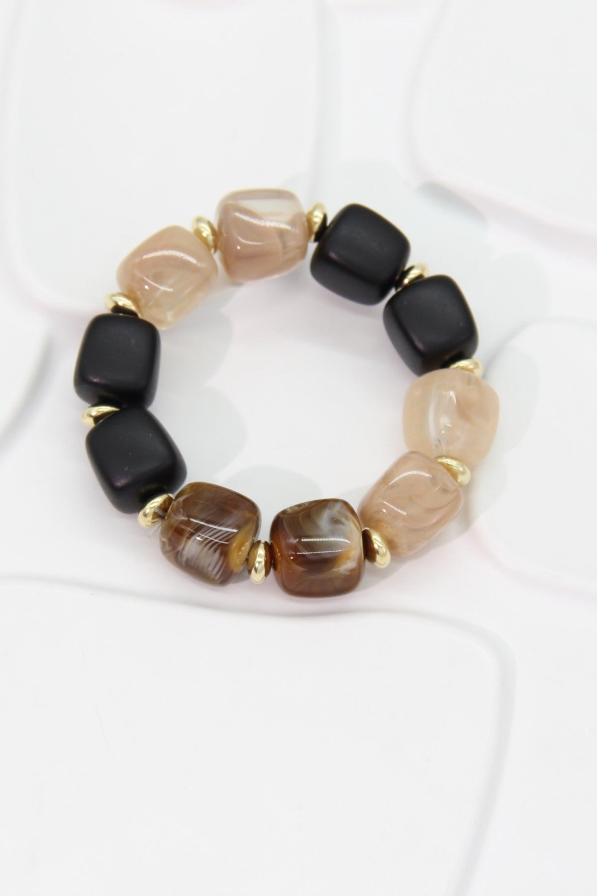 Bracelet perles cubiques noir mat, beige et caramel effet marbré