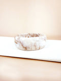 Bracelet jonc large en résine marbrée - blanc