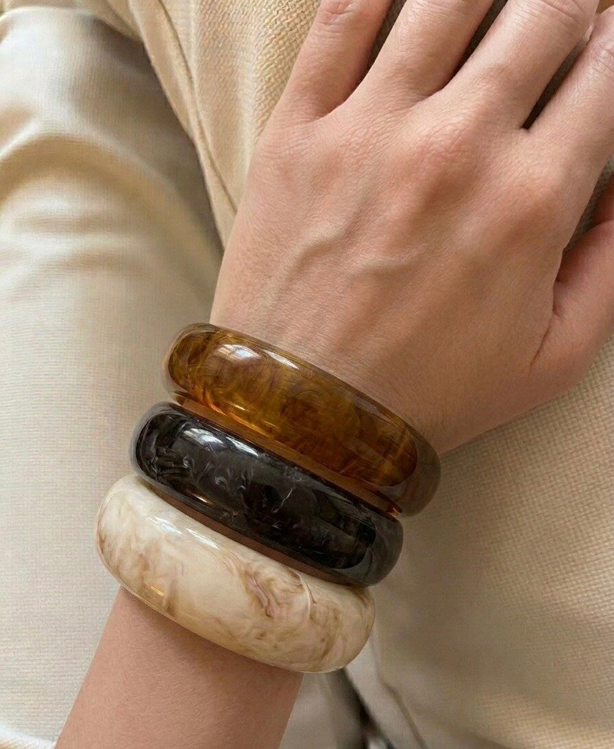 Bracelet jonc large en résine marbrée - marron foncé
