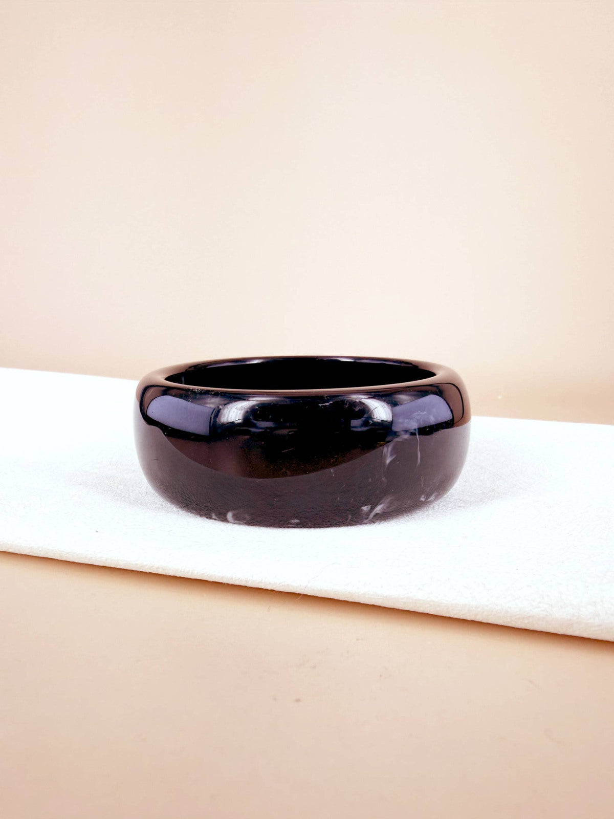 Bracelet jonc large en résine marbrée - noir