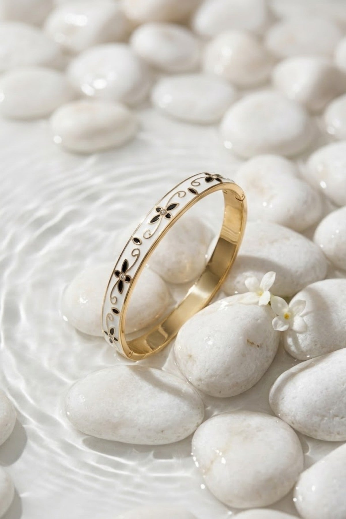 Bracelet jonc doré blanc motif fleurs noires et arabesques