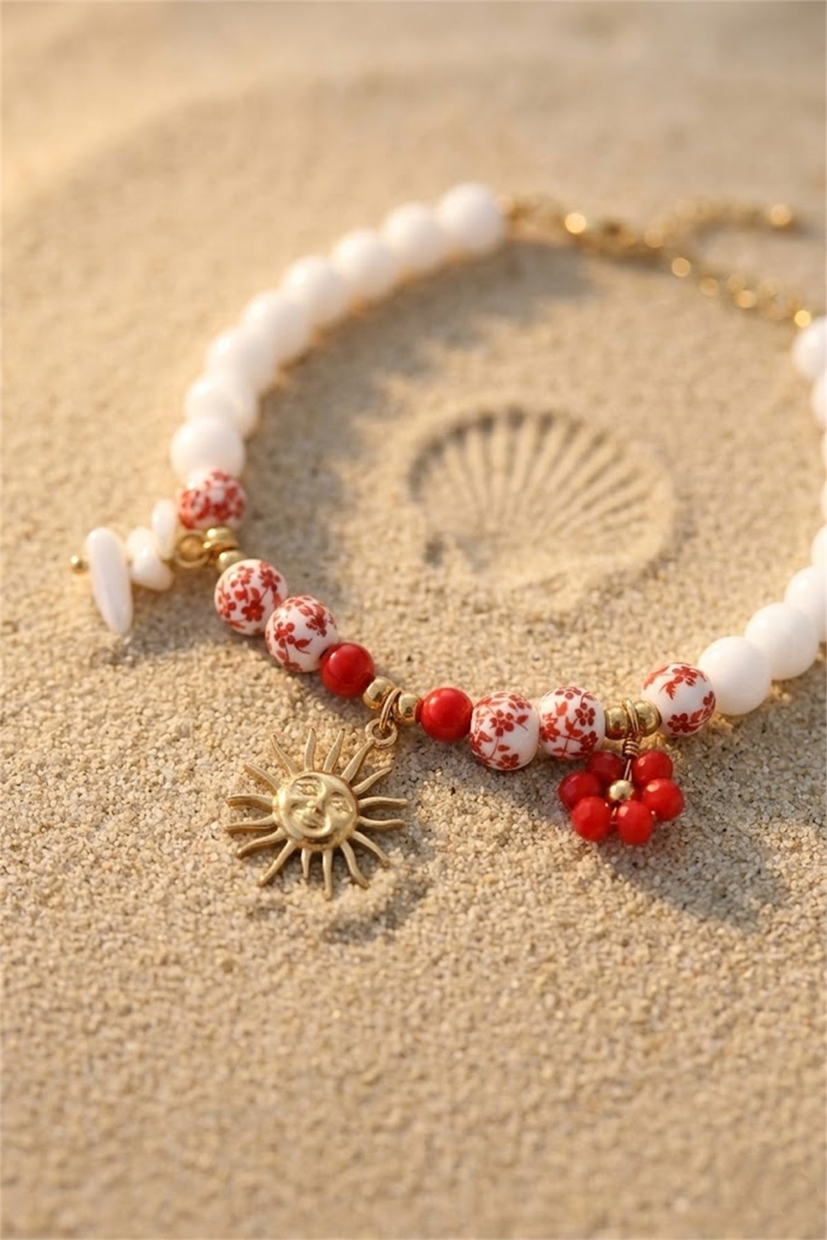 Bracelet perles blanches et fleuries rouges charm soleil doré