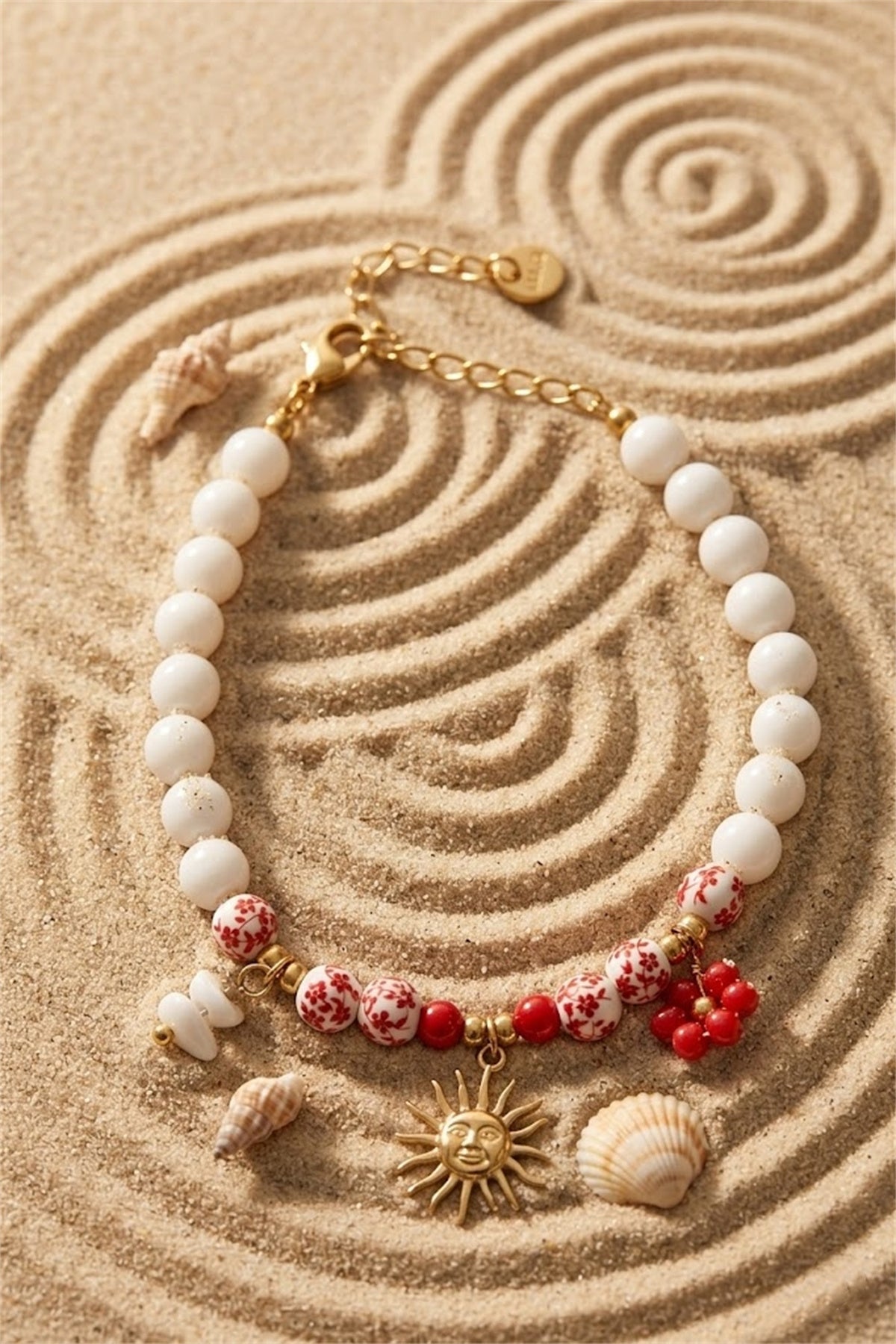 Bracelet perles blanches et fleuries rouges charm soleil doré