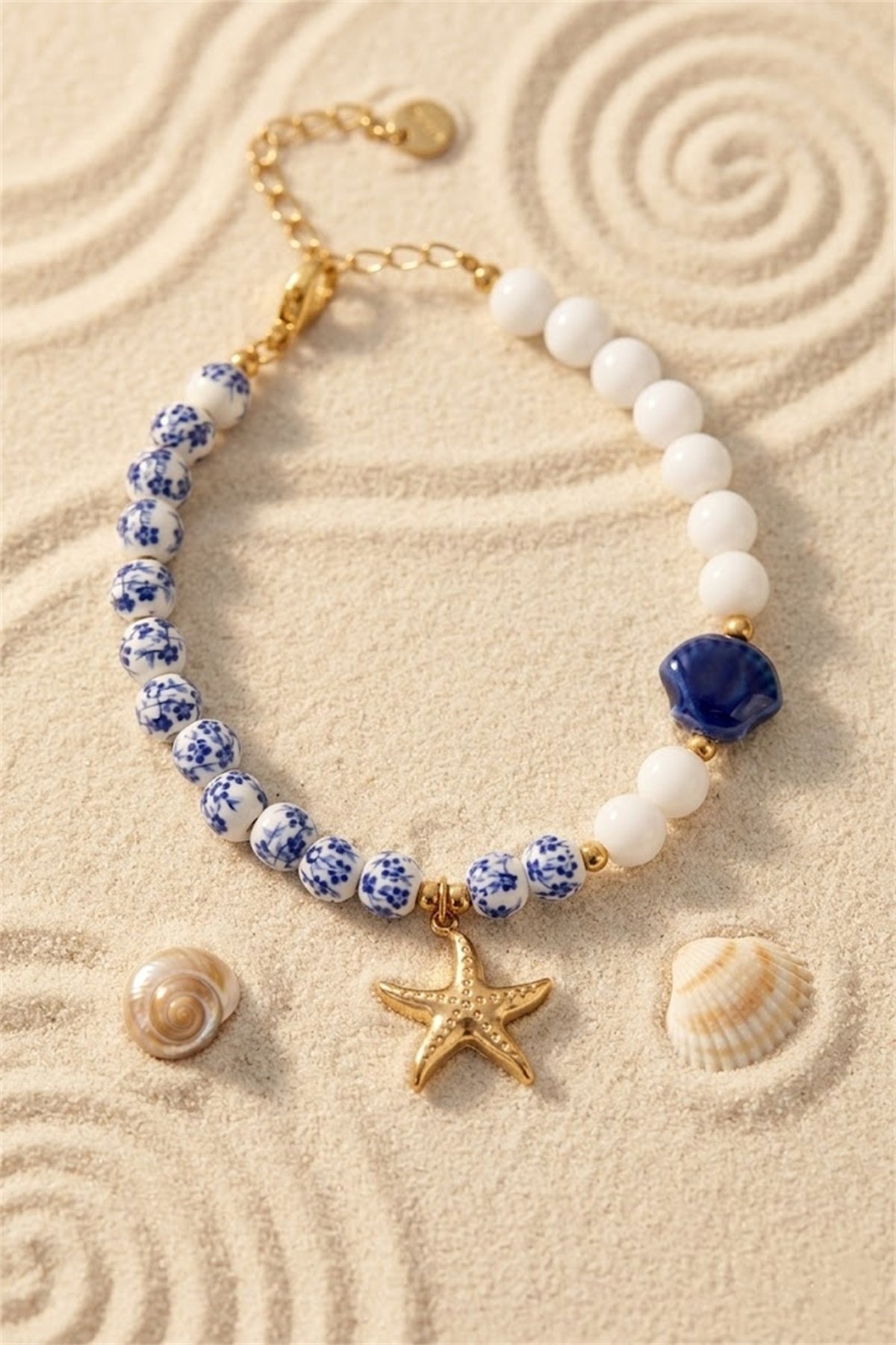 Bracelet perles blanc et bleu fleuri charm étoile de mer dorée