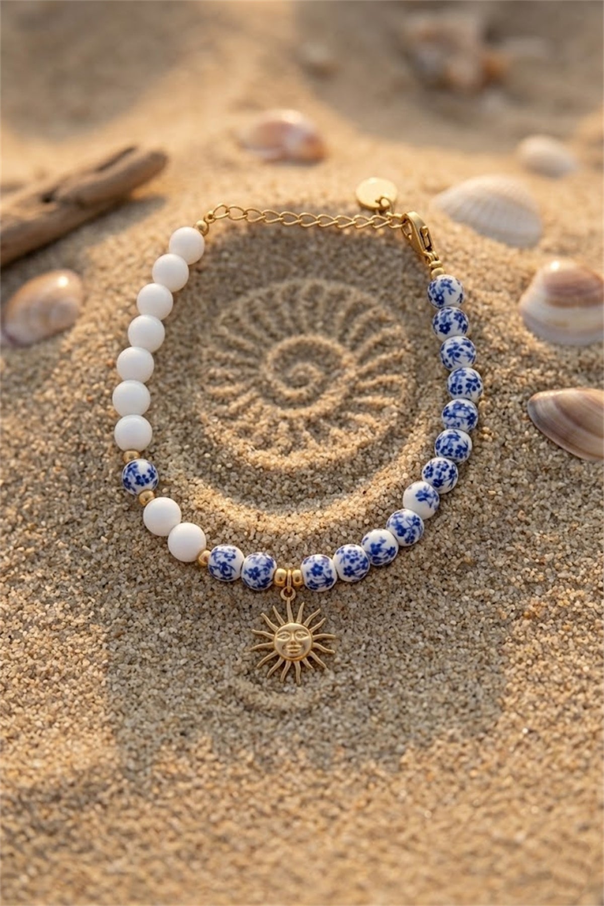 Bracelet perles asymétrique blanc et bleu fleuri pendentif soleil doré