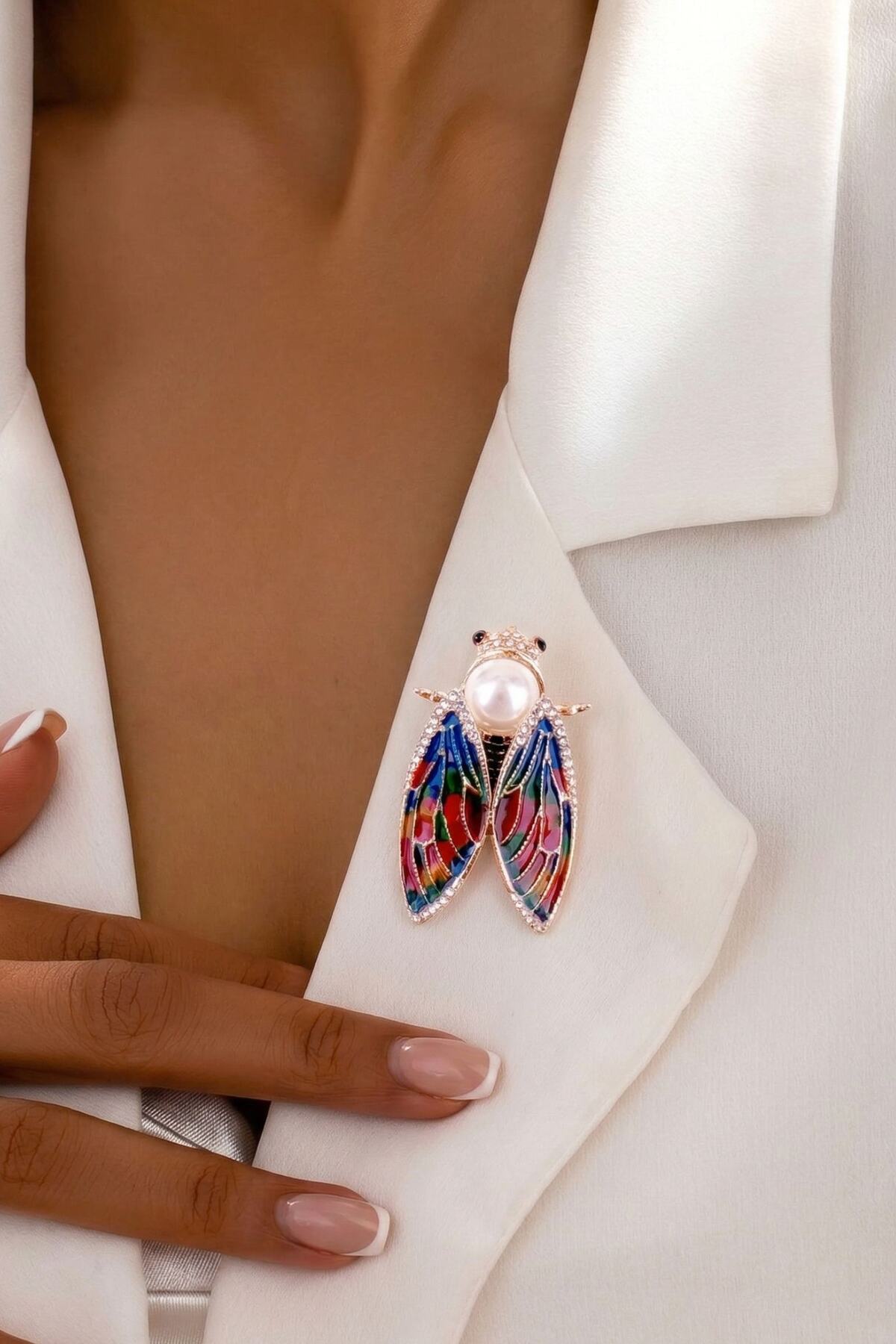 Broche cigale corps perle et ailes vitrail multicolore