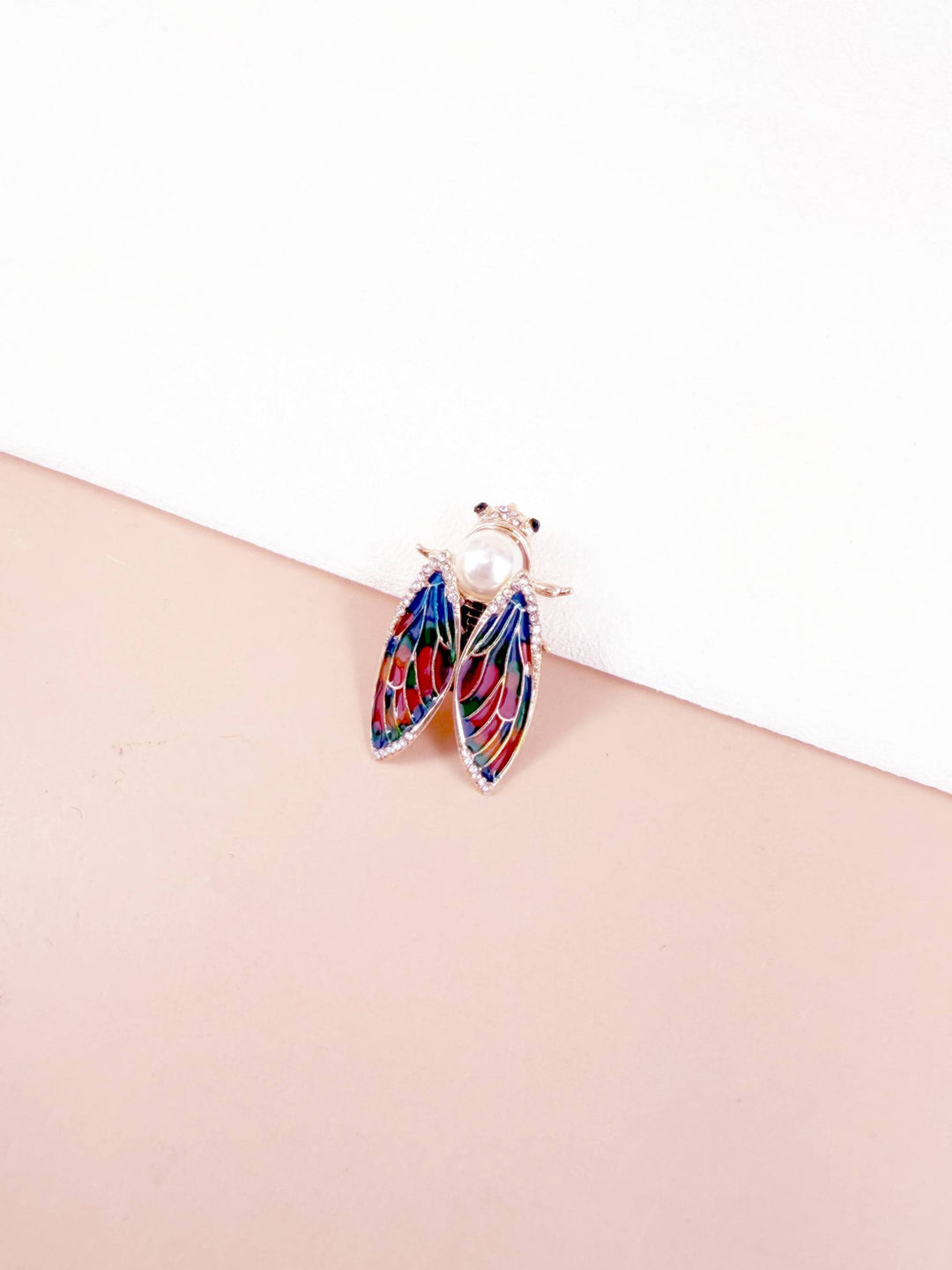 Broche cigale corps perle et ailes vitrail multicolore