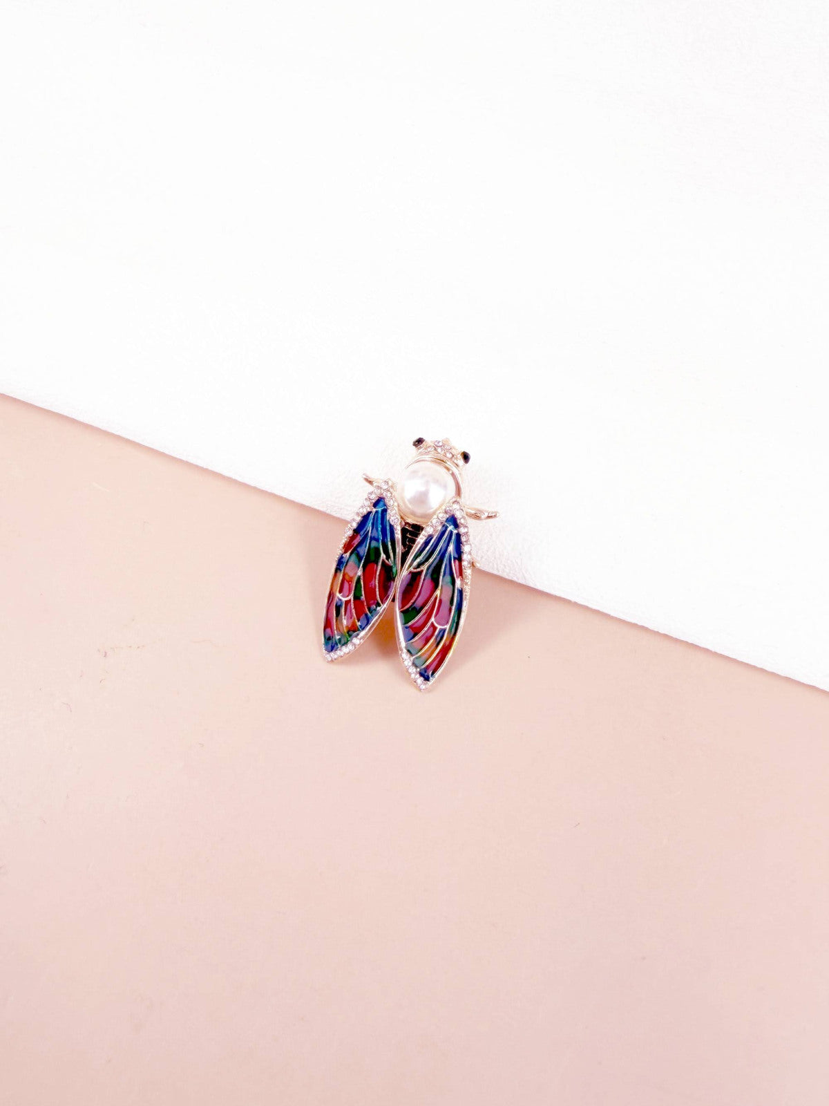 Broche cigale corps perle et ailes vitrail multicolore