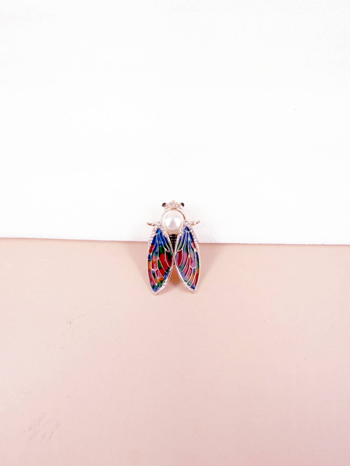 Broche cigale corps perle et ailes vitrail multicolore