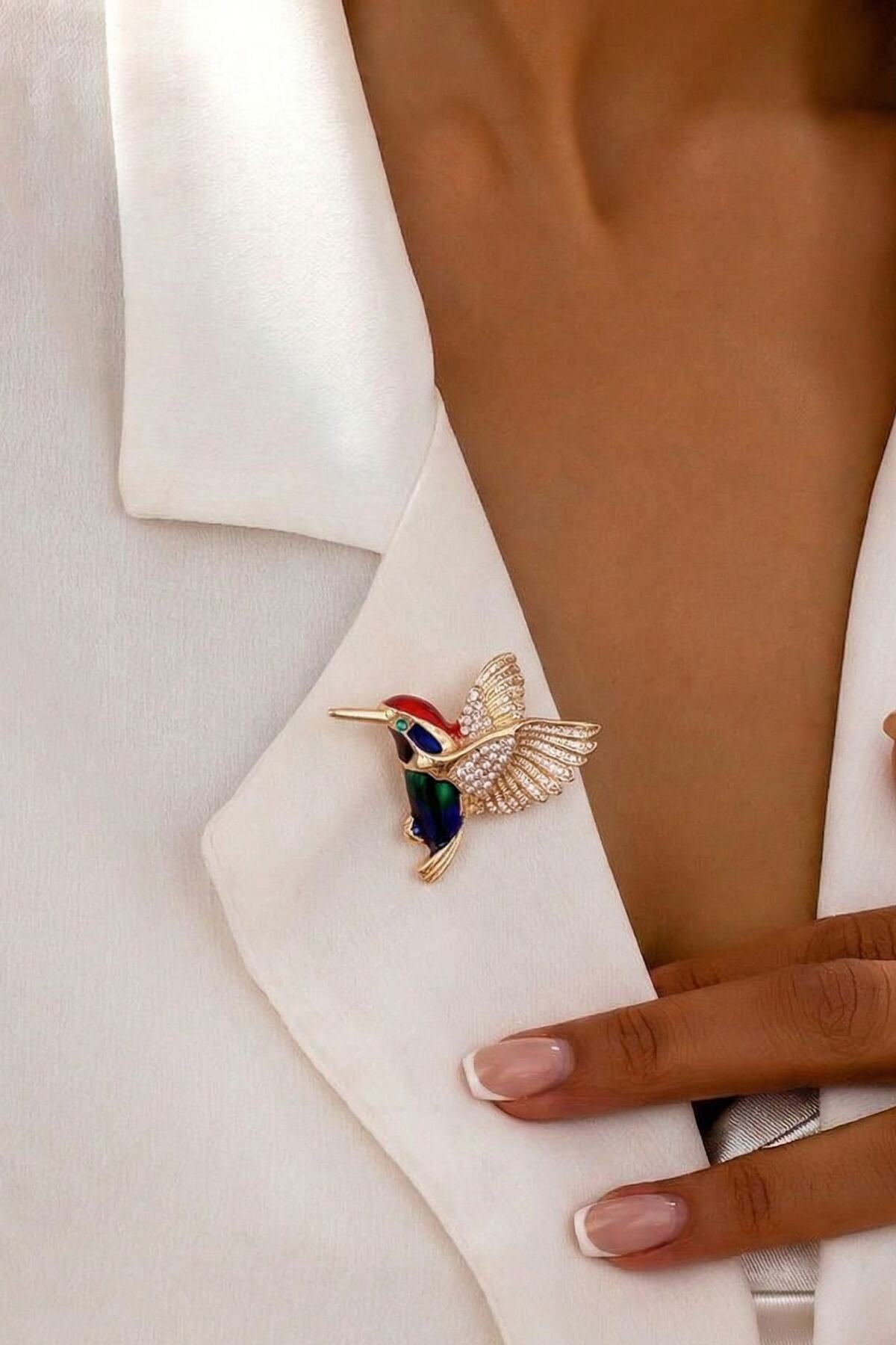 Broche colibri émail multicolore et ailes dorées serties de strass