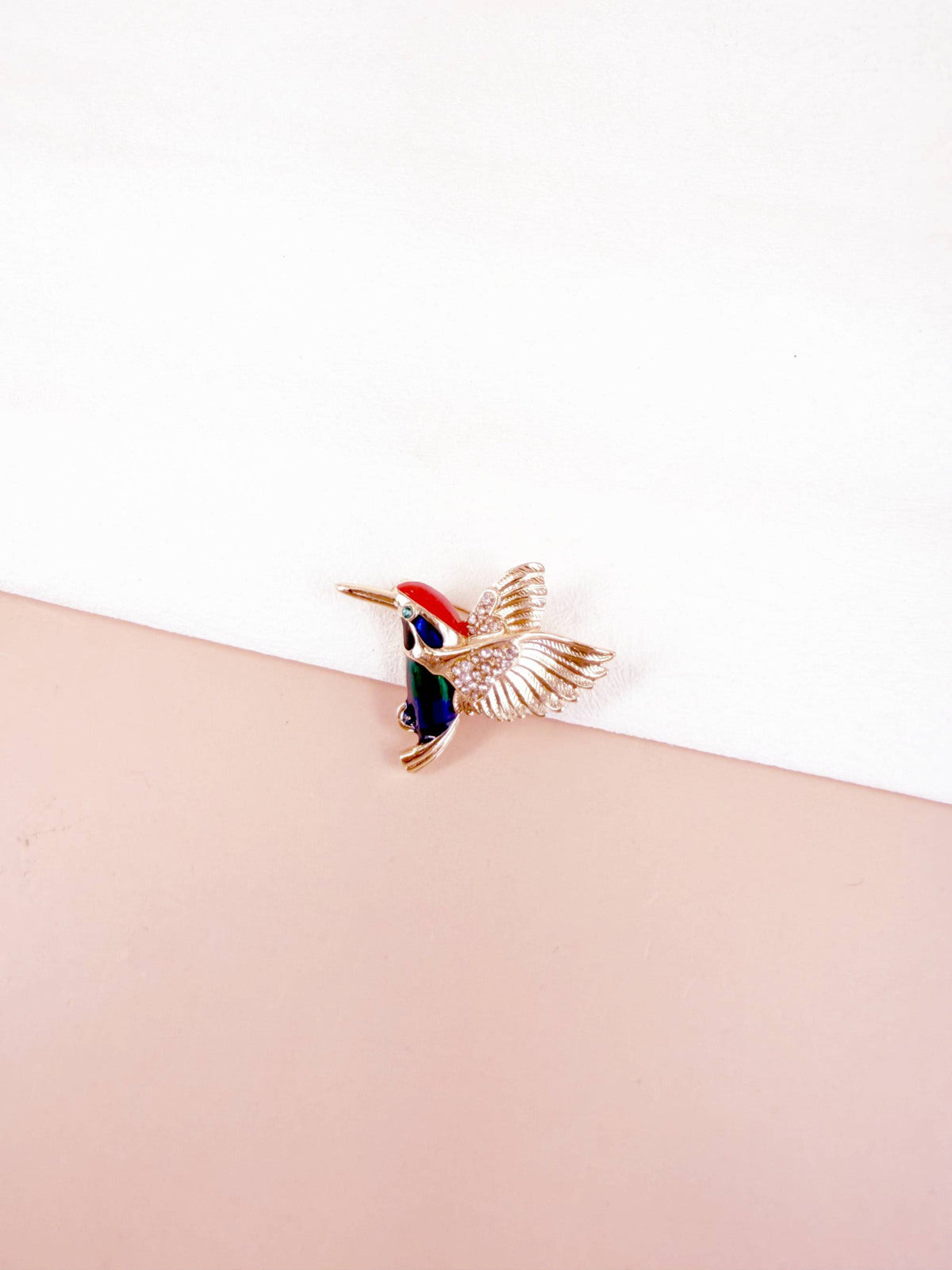 Broche colibri émail multicolore et ailes dorées serties de strass