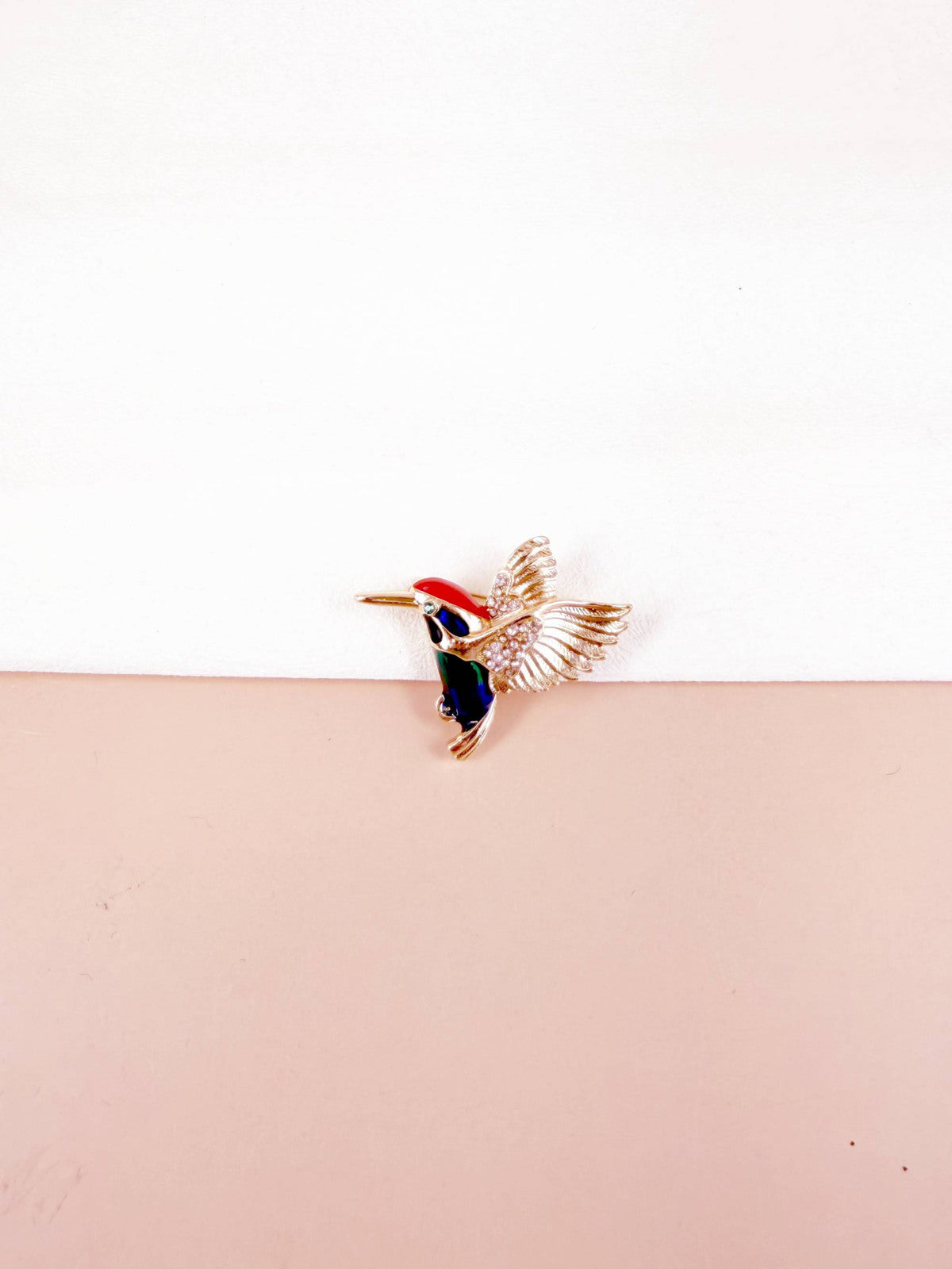 Broche colibri émail multicolore et ailes dorées serties de strass