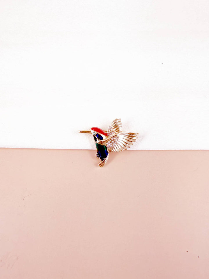 Broche colibri émail multicolore et ailes dorées serties de strass