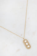 Collier chaîne dorée pendentif ovale ajouré 3 pierres naturelles blanc nacré