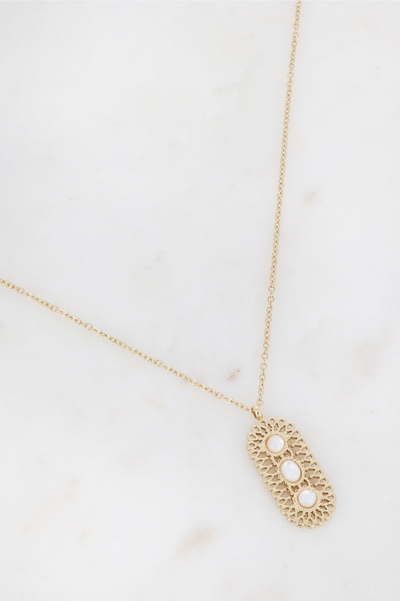 Collier chaîne dorée pendentif ovale ajouré 3 pierres naturelles blanc nacré