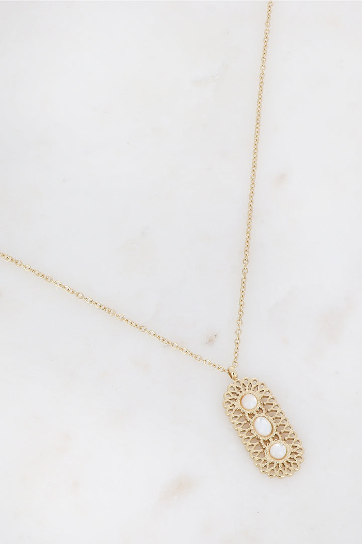 Collier chaîne dorée pendentif ovale ajouré 3 pierres naturelles blanc nacré