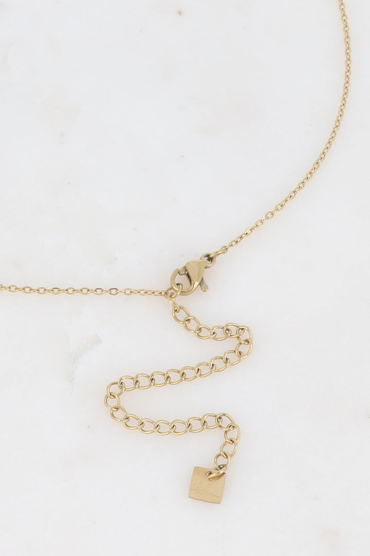 Collier chaîne dorée pendentif ovale ajouré 3 pierres naturelles blanc nacré