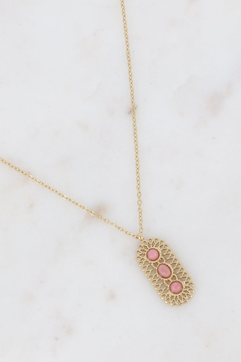 Collier chaîne dorée pendentif ovale ajouré 3 pierres naturelles rose