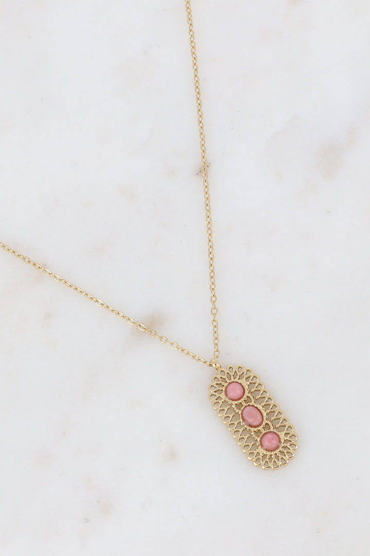 Collier chaîne dorée pendentif ovale ajouré 3 pierres naturelles rose