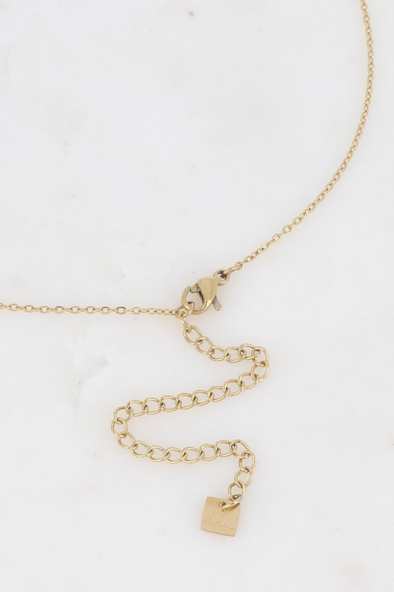 Collier chaîne dorée pendentif ovale ajouré 3 pierres naturelles rose