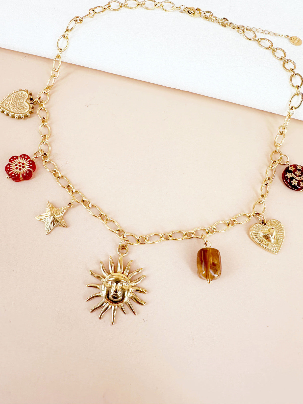 Collier chaîne dorée multi-breloques charms