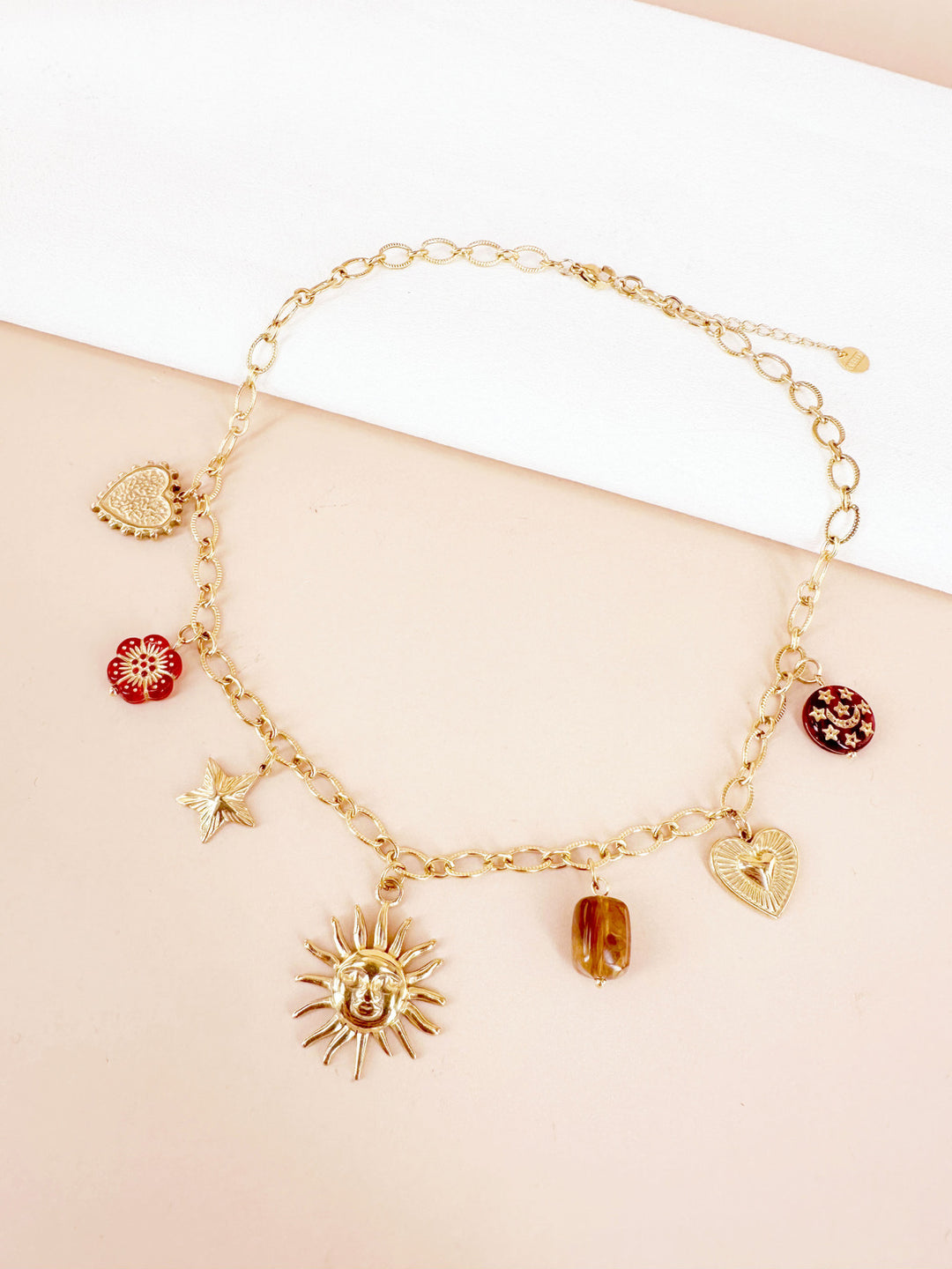 Collier chaîne dorée multi-breloques charms