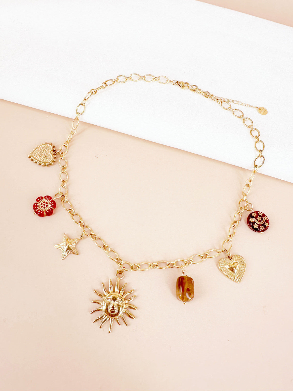 Collier chaîne dorée multi-breloques charms