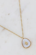 Collier chaîne torsadée dorée pendentif pierre naturelle nacre et goutte cristal