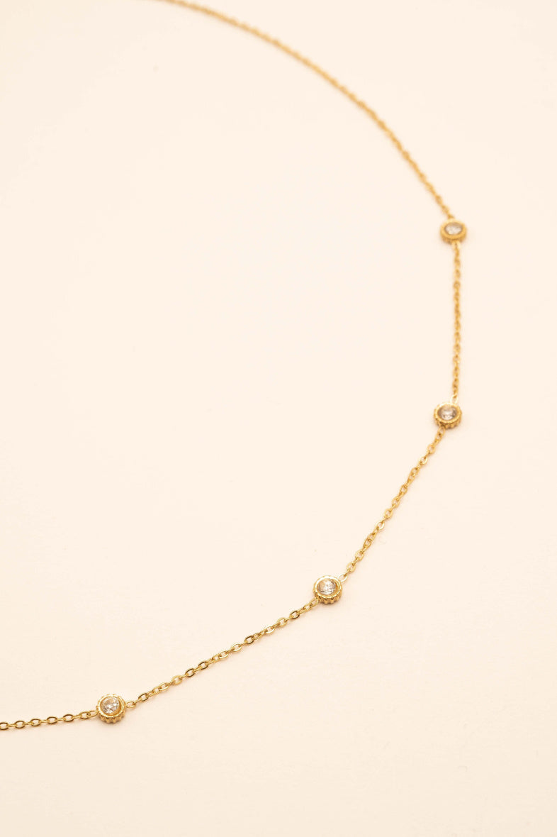 Collier chaîne dorée en acier inoxydable 5 oxydes de zirconium sertis
