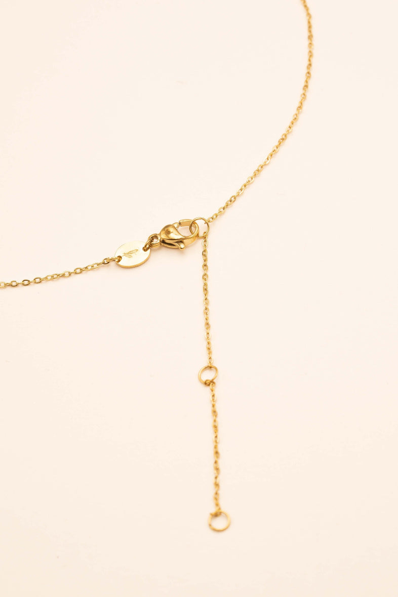 Collier chaîne dorée en acier inoxydable 5 oxydes de zirconium sertis
