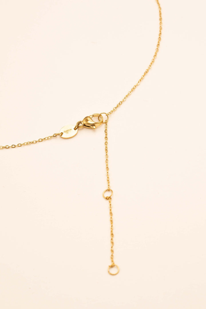 Collier chaîne dorée en acier inoxydable 5 oxydes de zirconium sertis