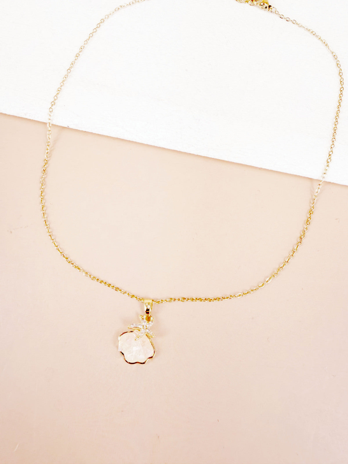 Collier pendentif coquillage nacré doré