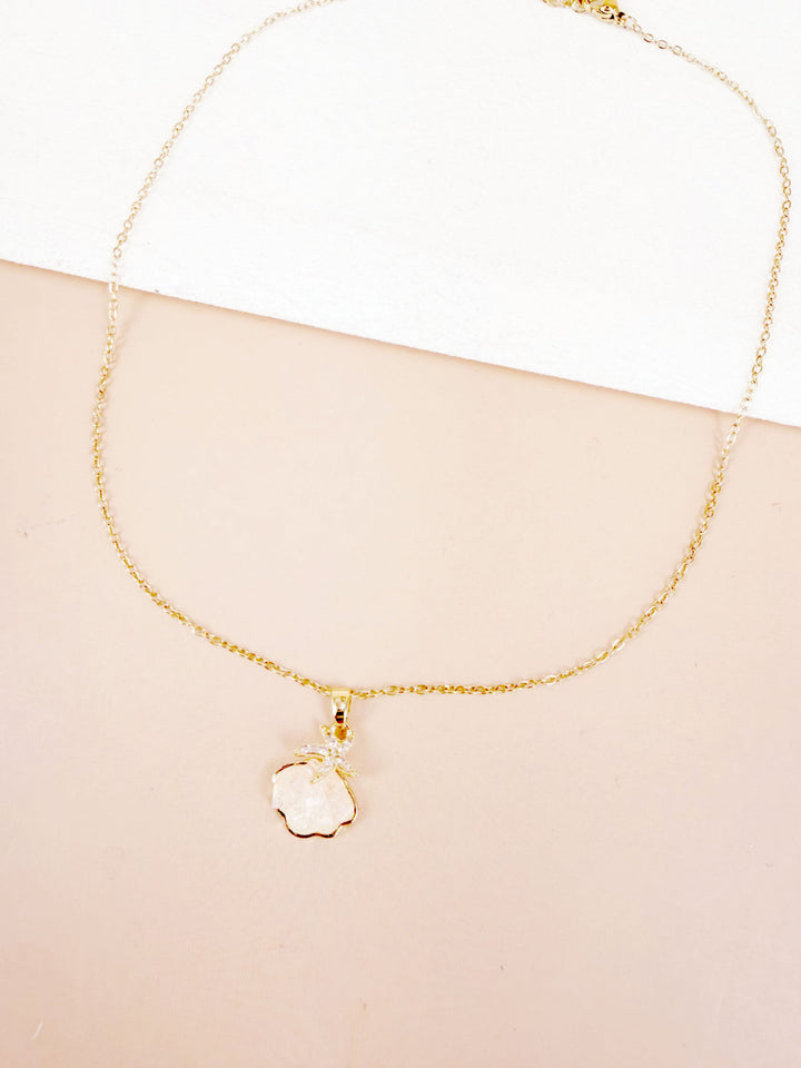 Collier pendentif coquillage nacré doré