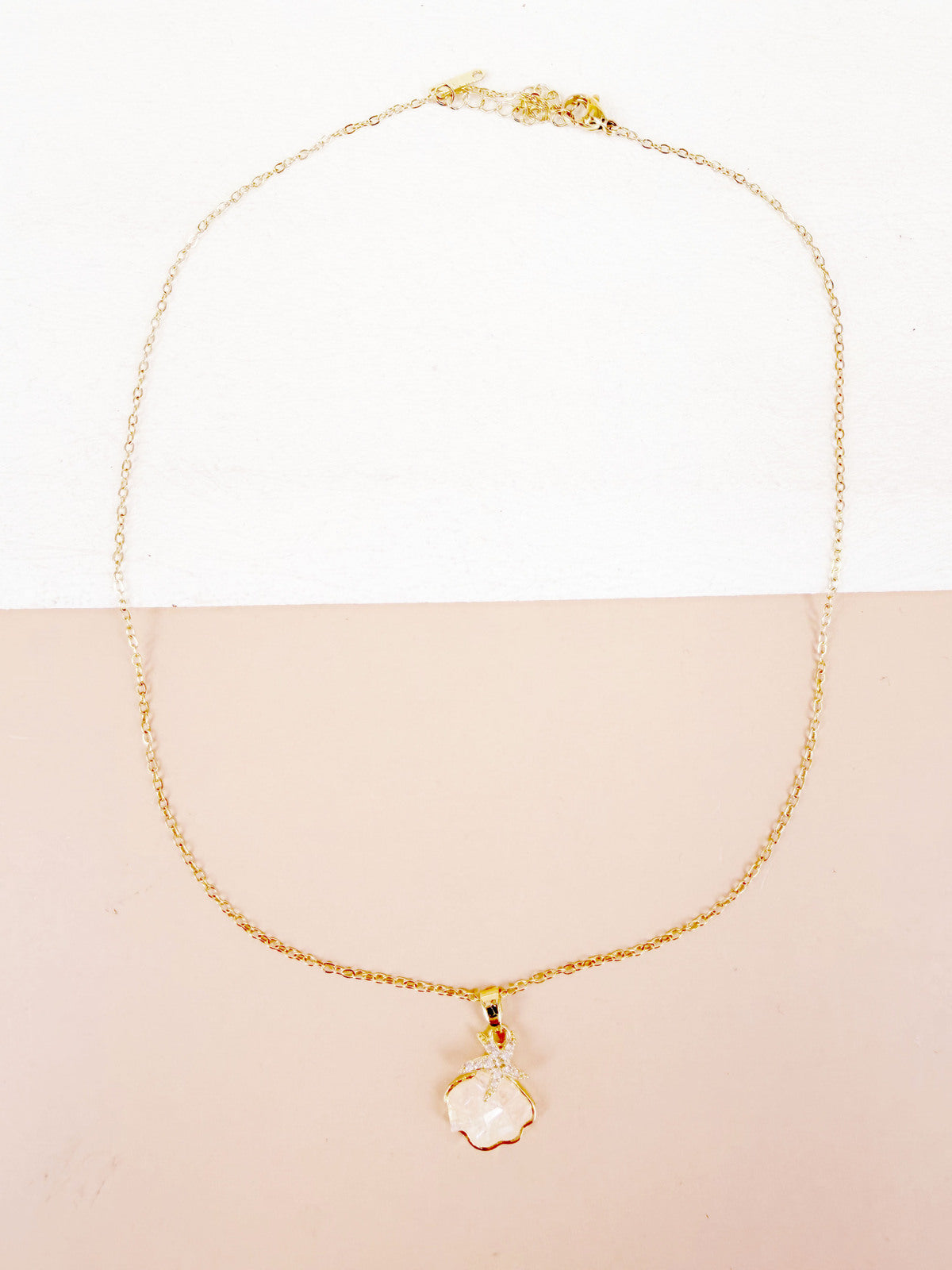 Collier pendentif coquillage nacré doré