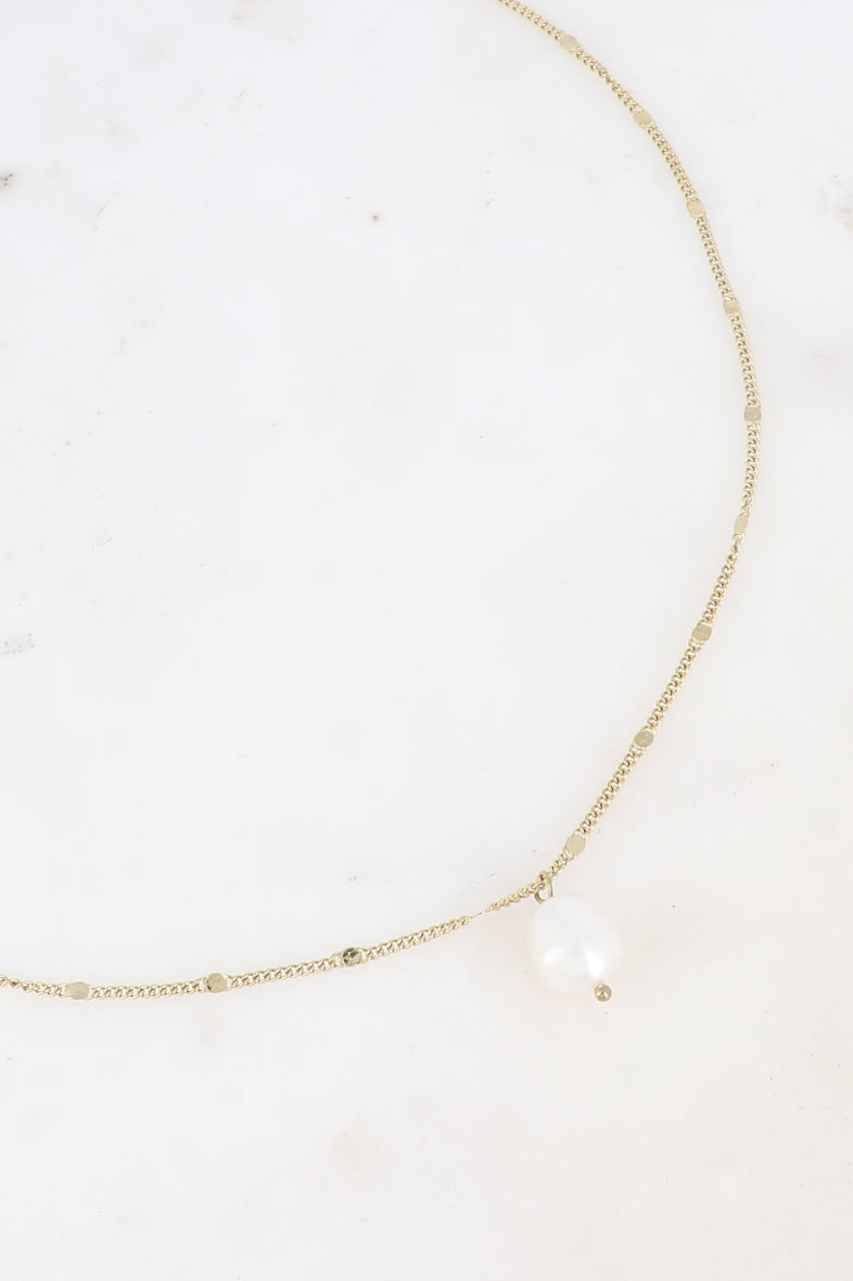 Collier chaîne dorée à pastilles et pendentif perle d'eau douce